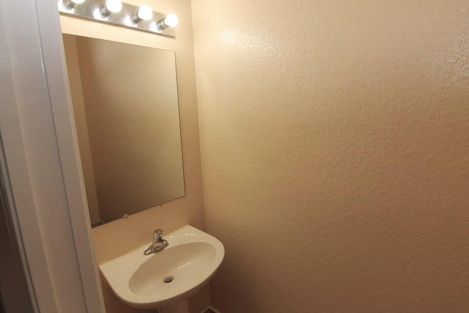 For Rent: $2,600 (3 beds, 2 baths, 1419 Square Feet)