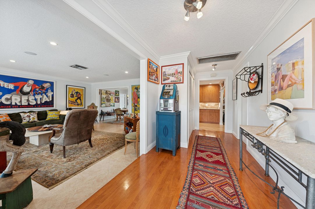 合同活跃: $949,000 (3 贝兹, 2 浴室, 2036 平方英尺)