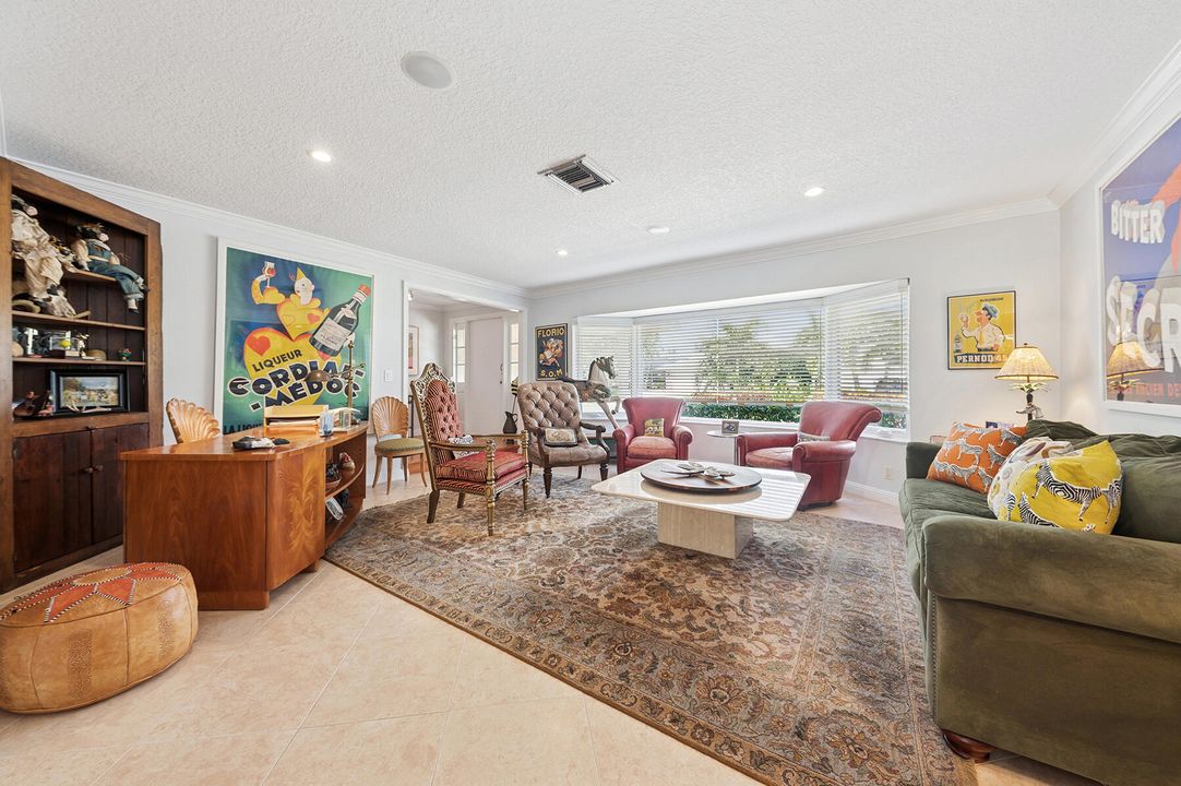 合同活跃: $949,000 (3 贝兹, 2 浴室, 2036 平方英尺)