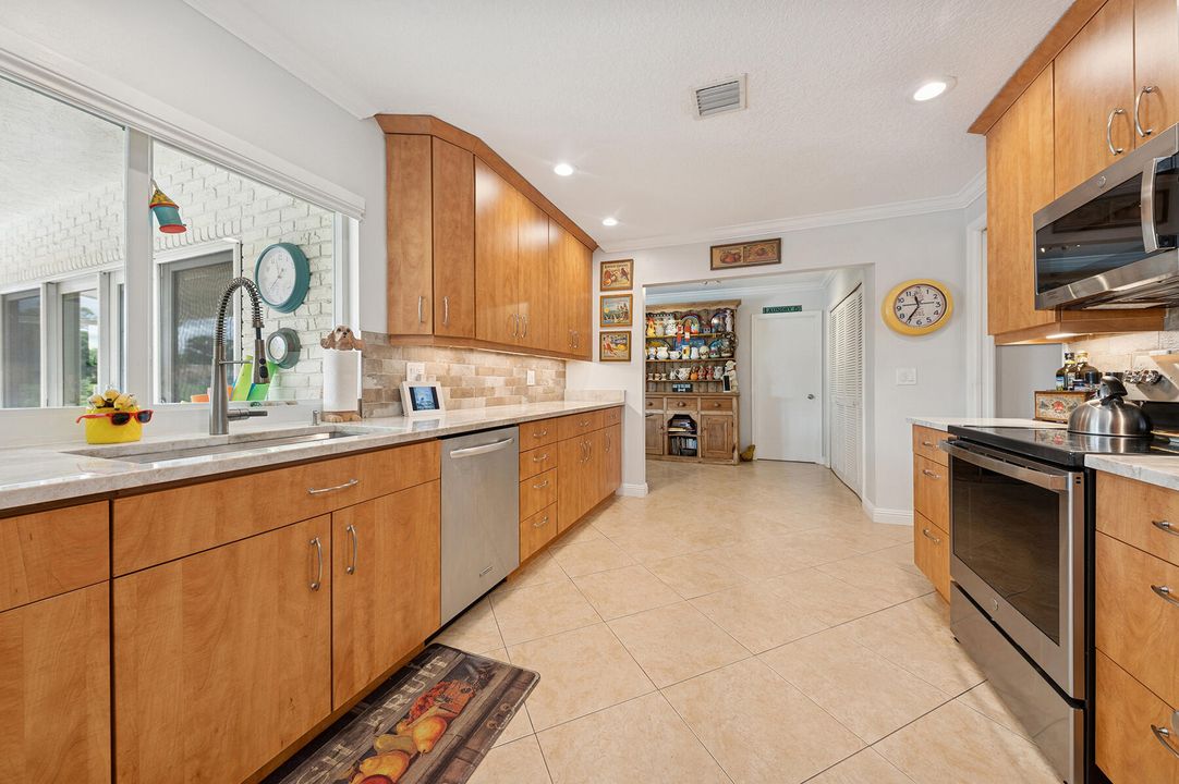 合同活跃: $949,000 (3 贝兹, 2 浴室, 2036 平方英尺)