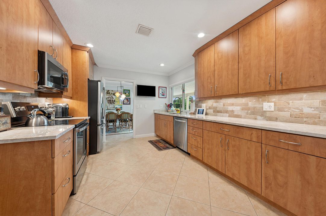 合同活跃: $949,000 (3 贝兹, 2 浴室, 2036 平方英尺)