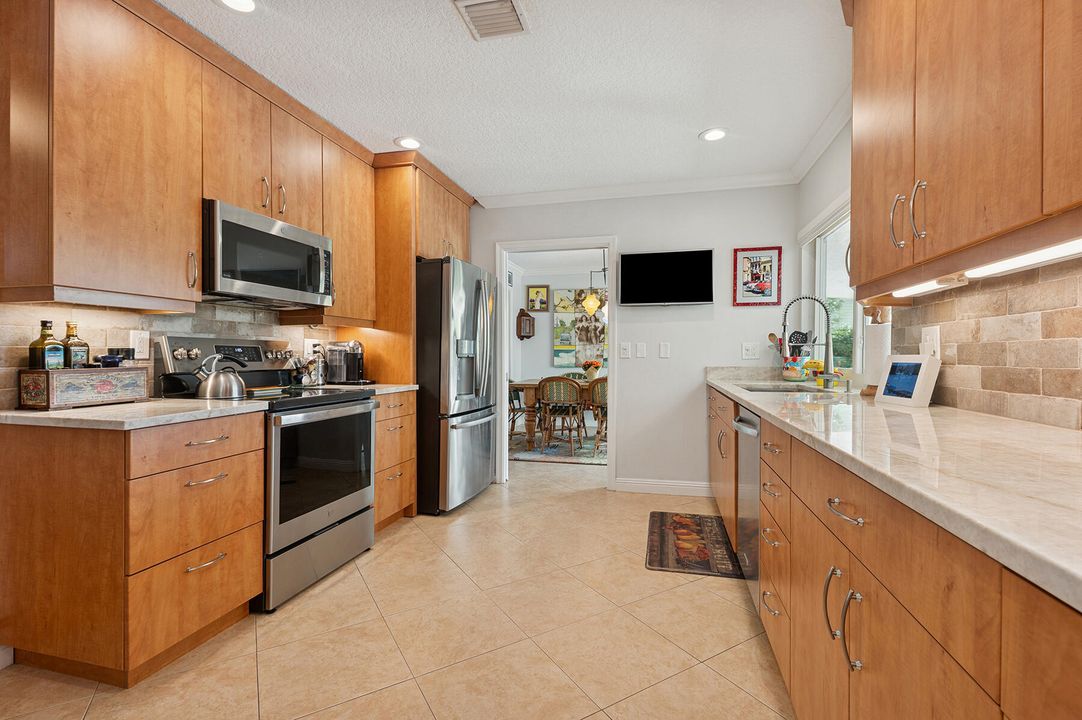 合同活跃: $949,000 (3 贝兹, 2 浴室, 2036 平方英尺)