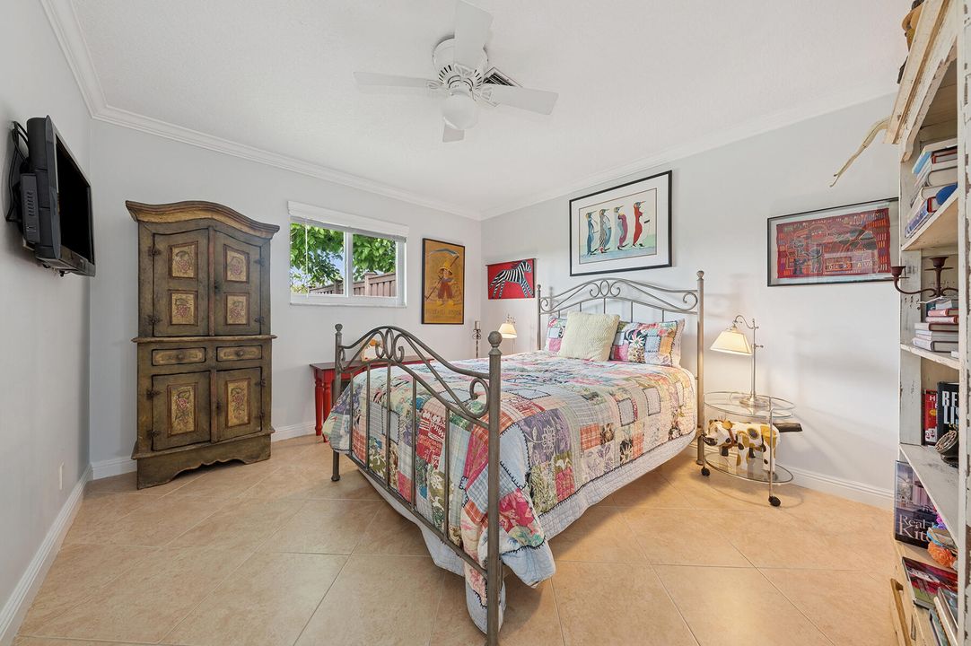 合同活跃: $949,000 (3 贝兹, 2 浴室, 2036 平方英尺)