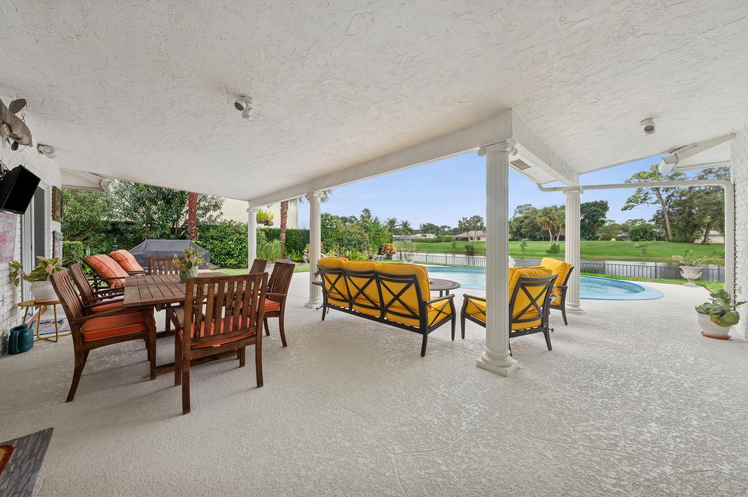 合同活跃: $949,000 (3 贝兹, 2 浴室, 2036 平方英尺)