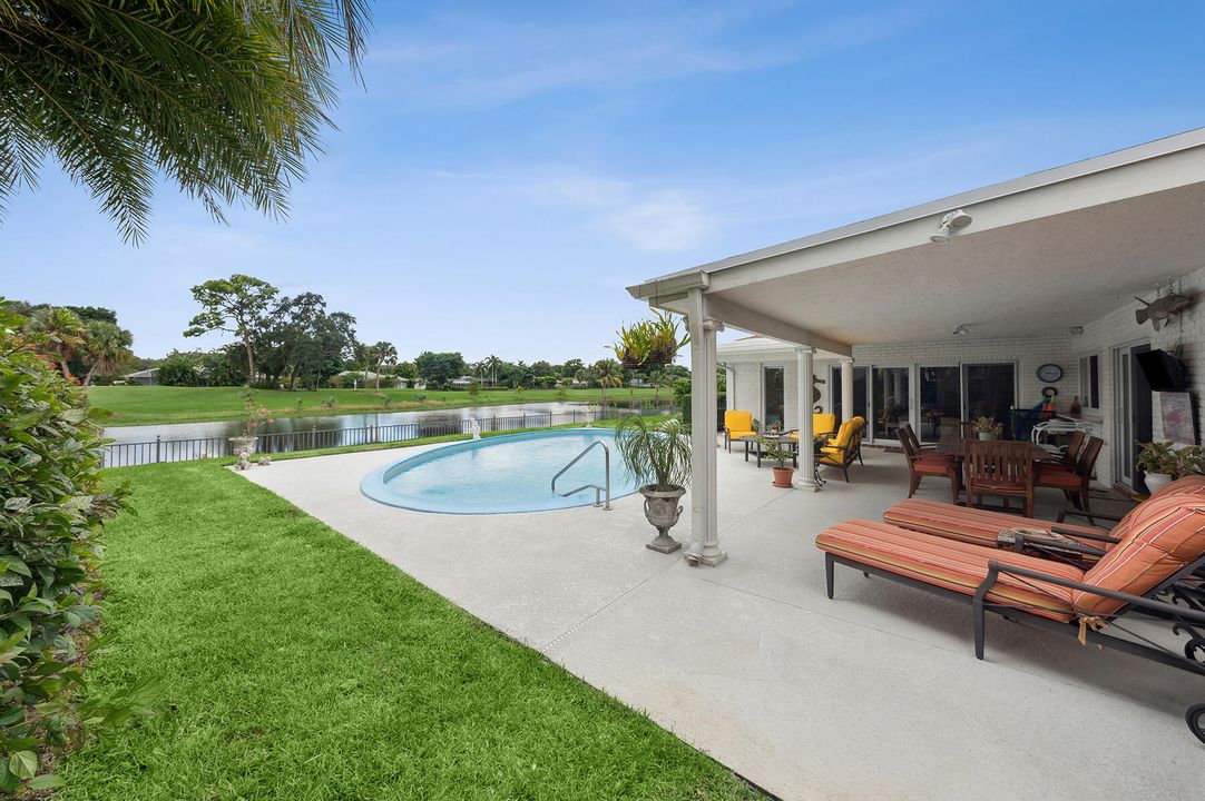 合同活跃: $949,000 (3 贝兹, 2 浴室, 2036 平方英尺)