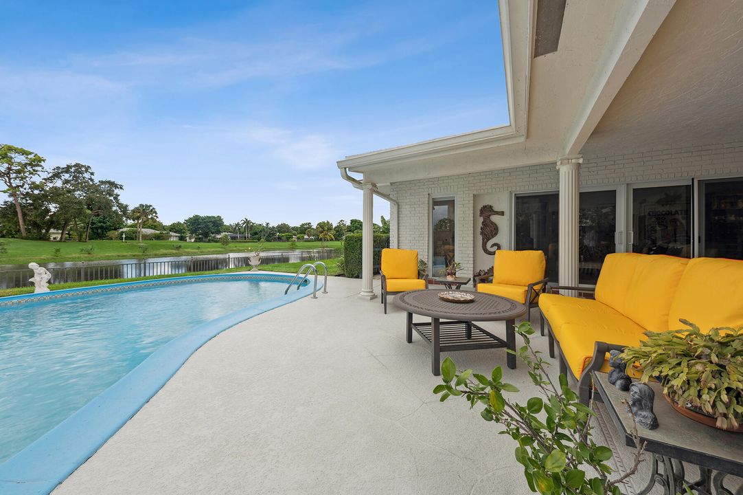 合同活跃: $949,000 (3 贝兹, 2 浴室, 2036 平方英尺)