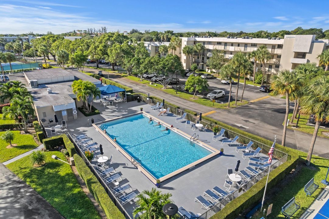 合同活跃: $1,950 (2 贝兹, 2 浴室, 1050 平方英尺)