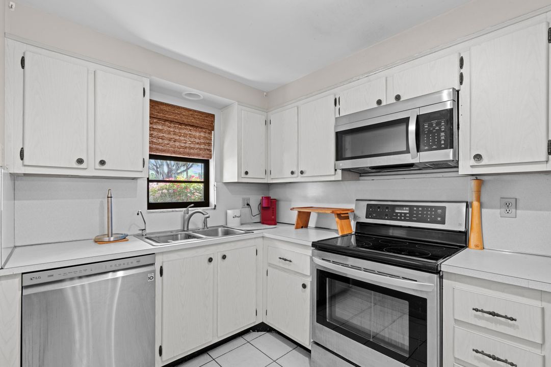 合同活跃: $1,950 (2 贝兹, 2 浴室, 1050 平方英尺)