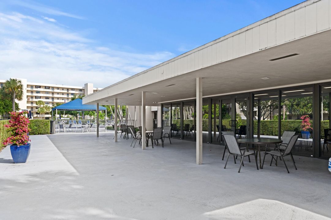 合同活跃: $1,950 (2 贝兹, 2 浴室, 1050 平方英尺)