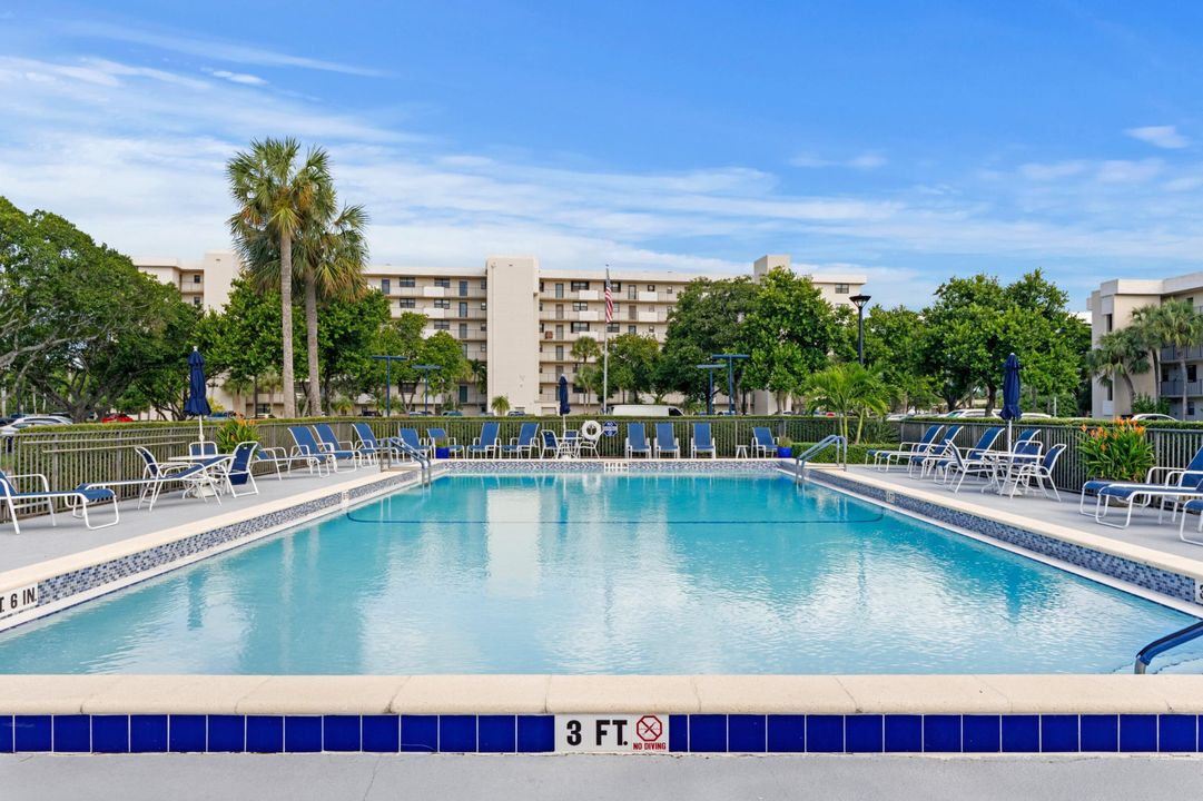 合同活跃: $1,950 (2 贝兹, 2 浴室, 1050 平方英尺)