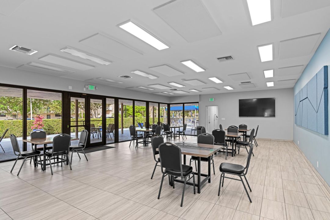 合同活跃: $1,950 (2 贝兹, 2 浴室, 1050 平方英尺)