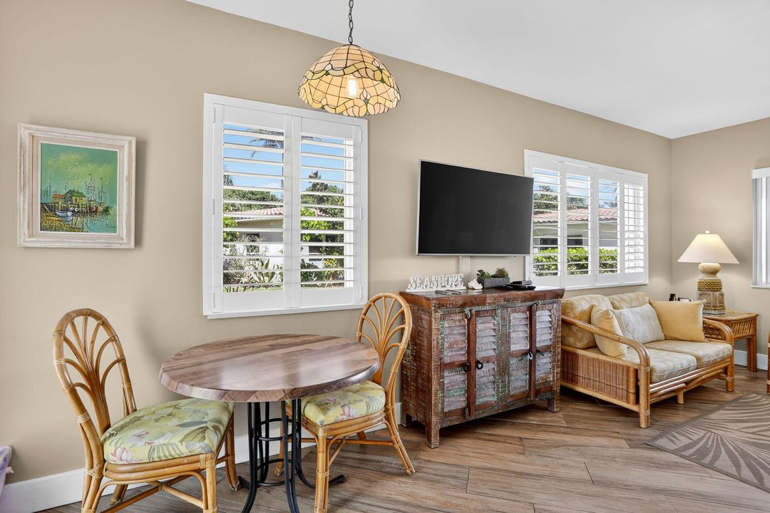 待售: $1,080,000 (2 贝兹, 2 浴室, 777 平方英尺)