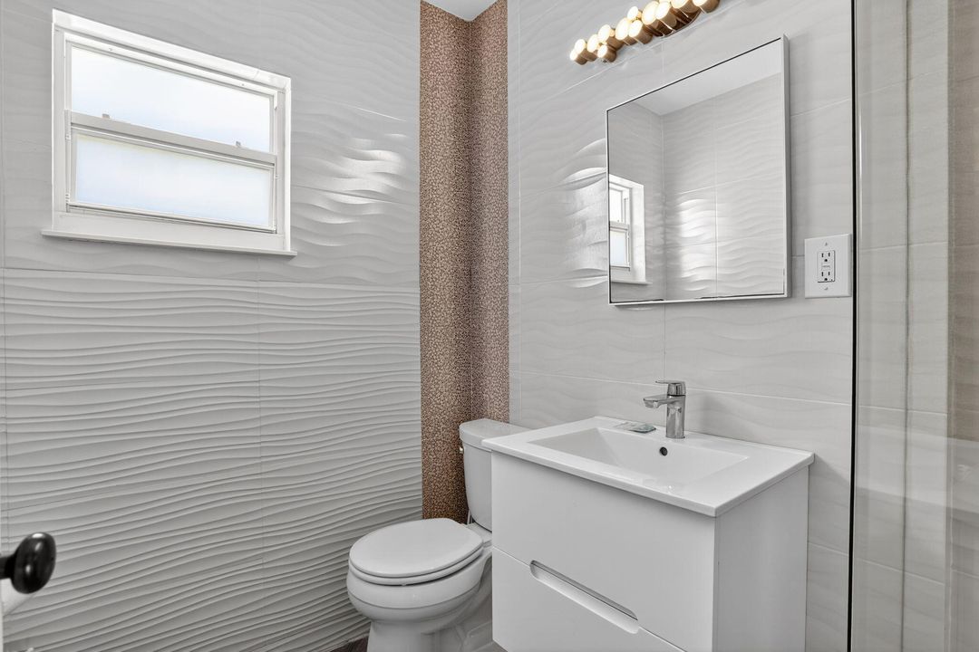 待售: $1,080,000 (2 贝兹, 2 浴室, 777 平方英尺)