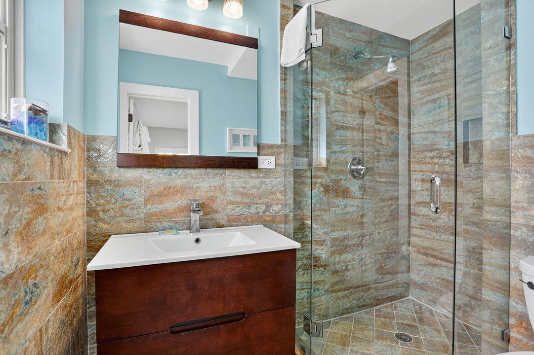 待售: $1,080,000 (2 贝兹, 2 浴室, 777 平方英尺)