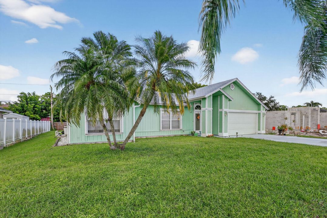 Active With Contract: $363,000 (3 beds, 2 baths, 1746 Square Feet)