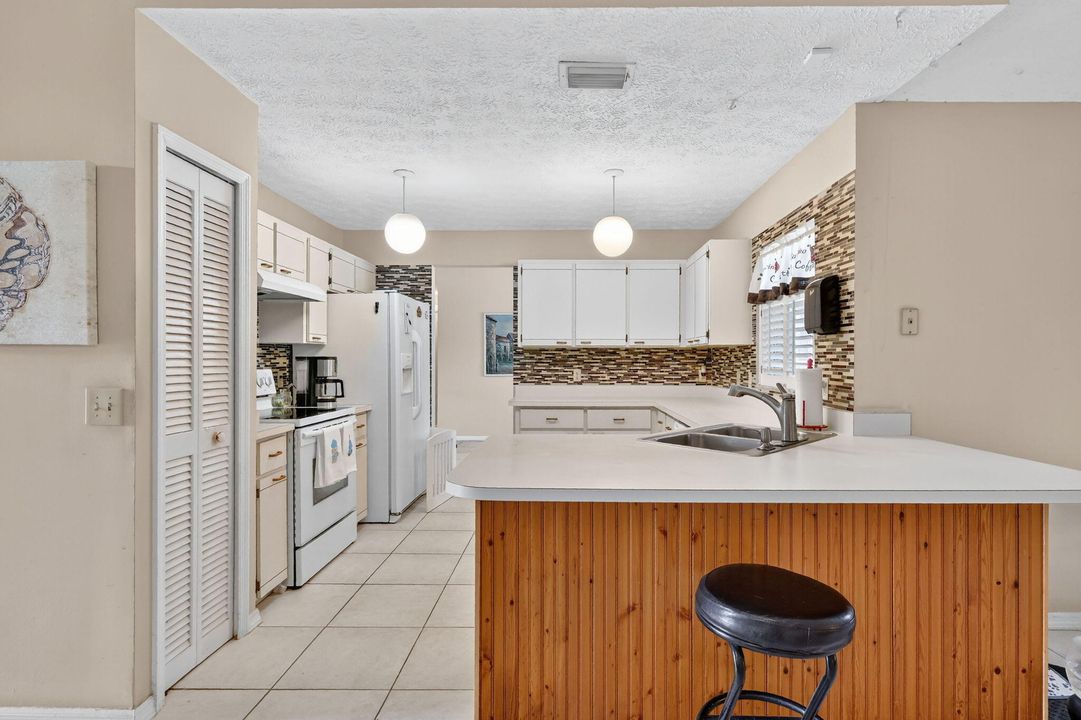 Active With Contract: $363,000 (3 beds, 2 baths, 1746 Square Feet)