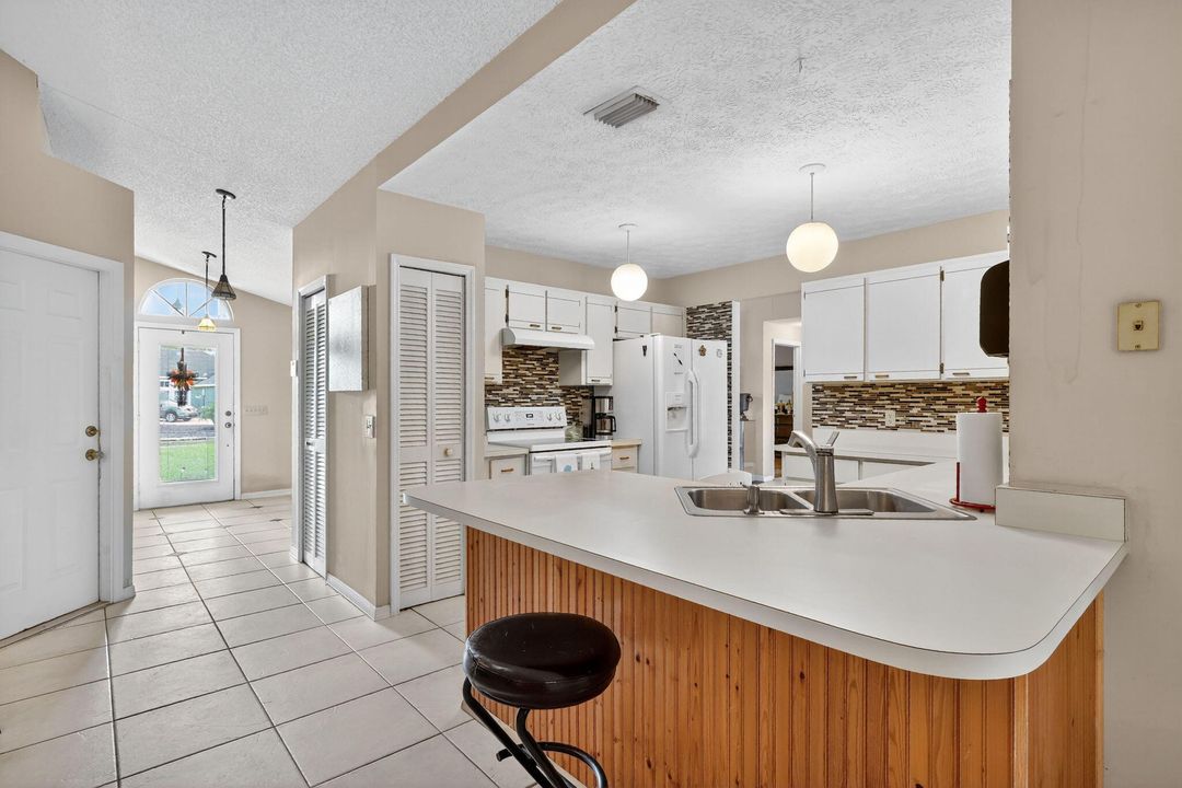 Active With Contract: $363,000 (3 beds, 2 baths, 1746 Square Feet)