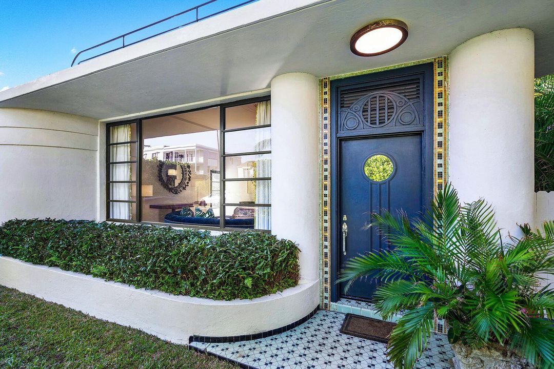 For Sale: $8,895,000 (3 beds, 2 baths, 2300 Square Feet)