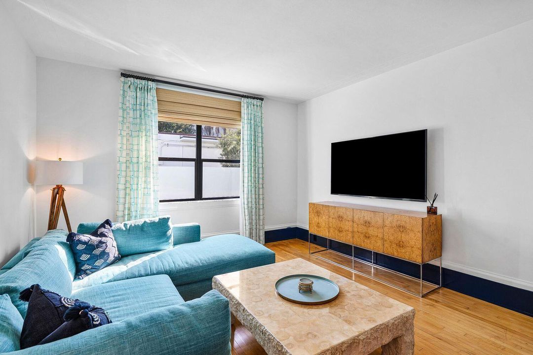 For Sale: $8,895,000 (3 beds, 2 baths, 2300 Square Feet)