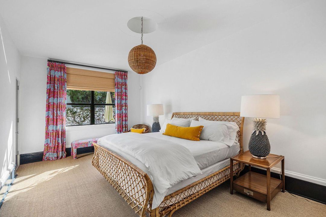 For Sale: $8,895,000 (3 beds, 2 baths, 2300 Square Feet)