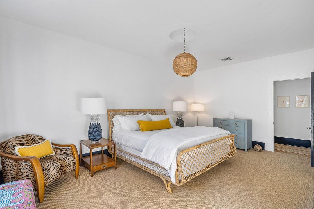 For Sale: $8,895,000 (3 beds, 2 baths, 2300 Square Feet)