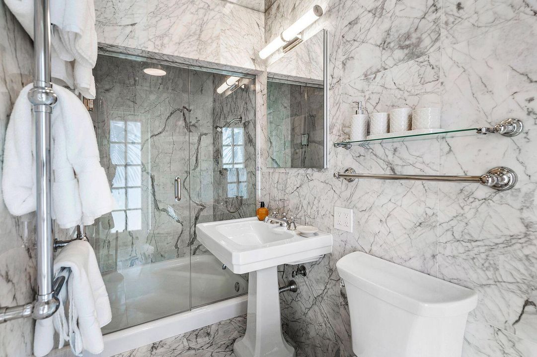 For Sale: $8,895,000 (3 beds, 2 baths, 2300 Square Feet)