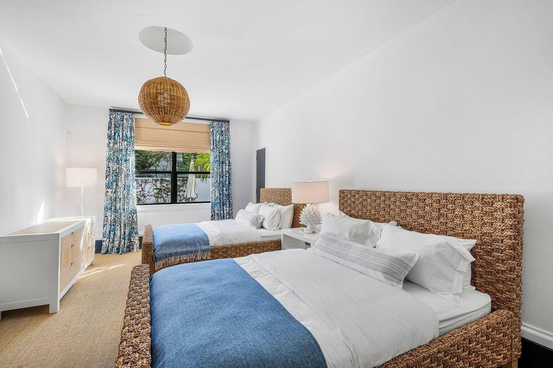 For Sale: $8,895,000 (3 beds, 2 baths, 2300 Square Feet)