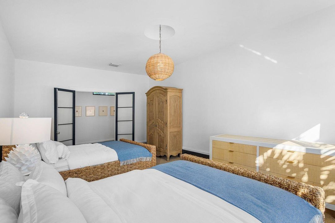 For Sale: $8,895,000 (3 beds, 2 baths, 2300 Square Feet)