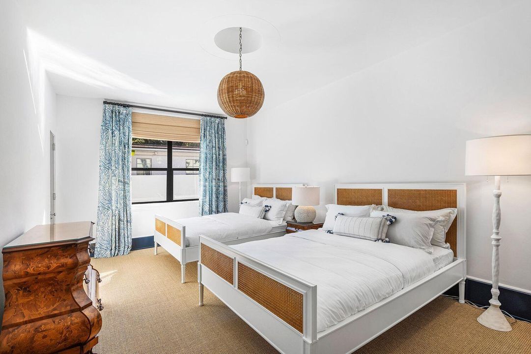 For Sale: $8,895,000 (3 beds, 2 baths, 2300 Square Feet)