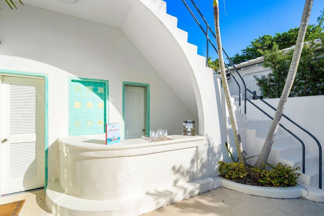 For Sale: $8,895,000 (3 beds, 2 baths, 2300 Square Feet)