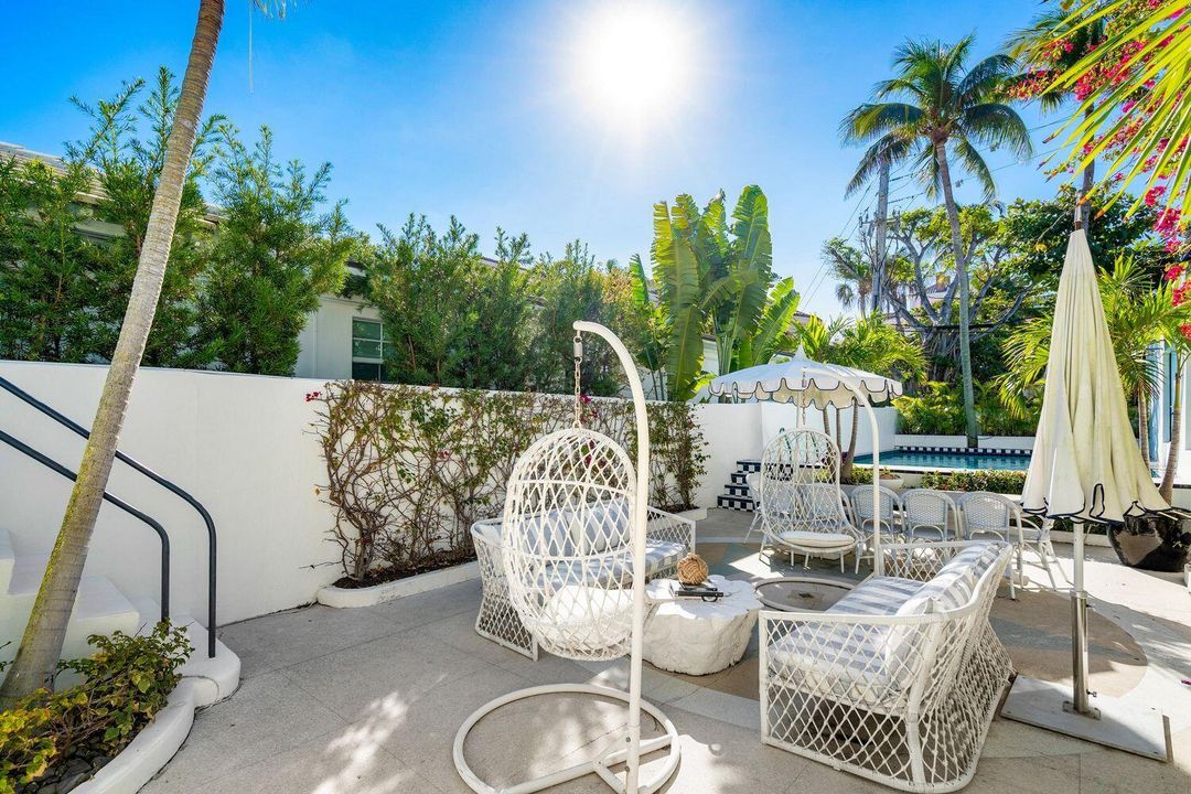 For Sale: $8,895,000 (3 beds, 2 baths, 2300 Square Feet)