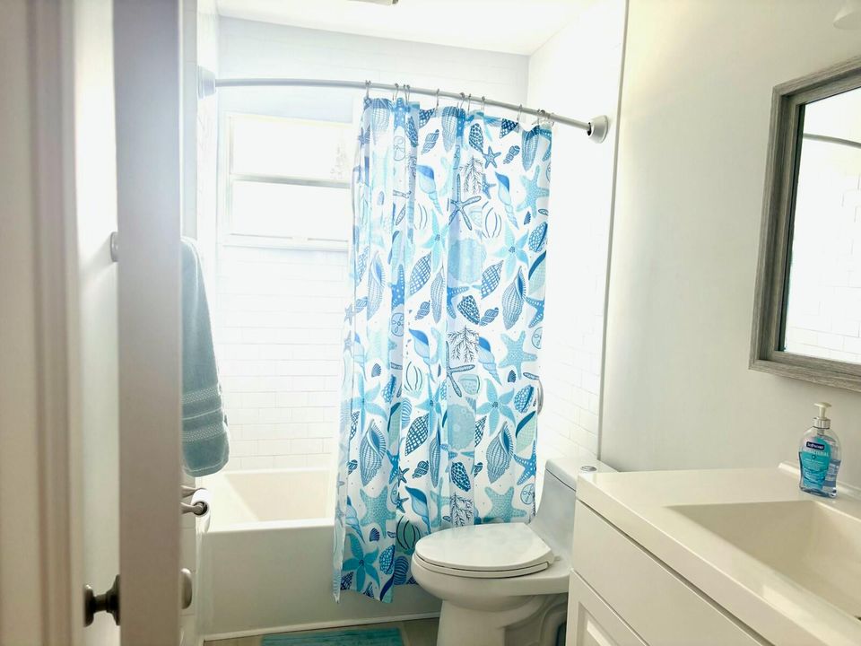 Под контрактом: $3,200 (4 спален, 2 ванн, 1215 Квадратных фут)