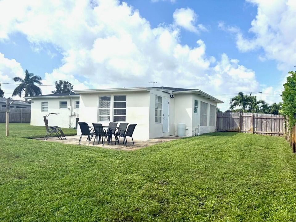 Под контрактом: $3,200 (4 спален, 2 ванн, 1215 Квадратных фут)