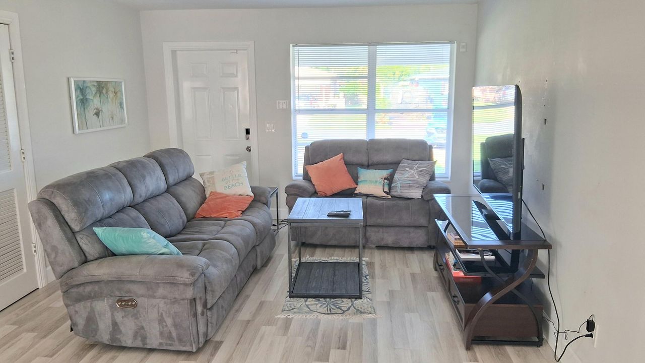 Под контрактом: $3,200 (4 спален, 2 ванн, 1215 Квадратных фут)