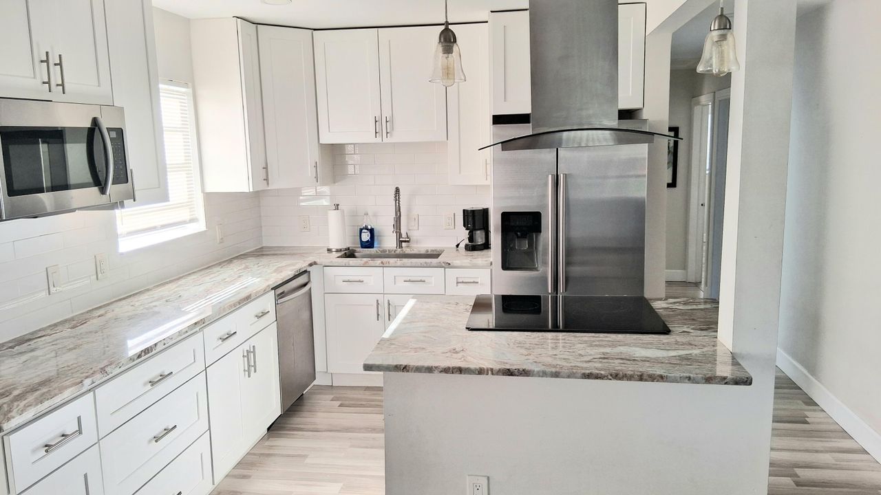 Под контрактом: $3,200 (4 спален, 2 ванн, 1215 Квадратных фут)