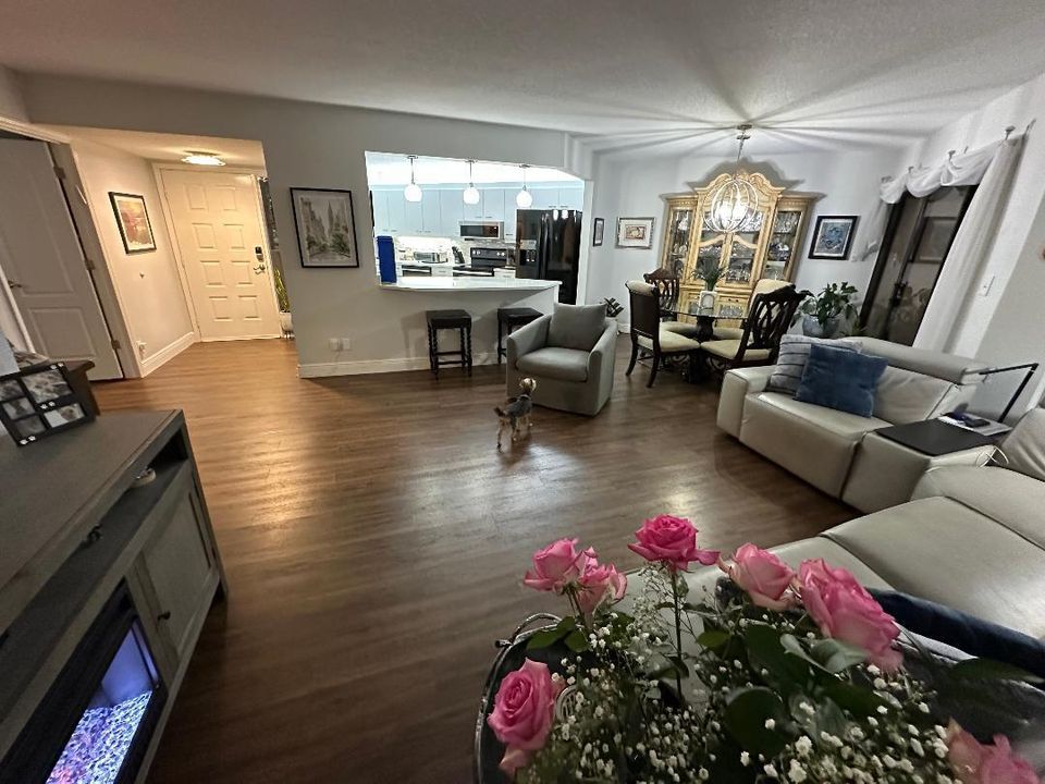 Active With Contract: $269,500 (2 beds, 2 baths, 1254 Square Feet)