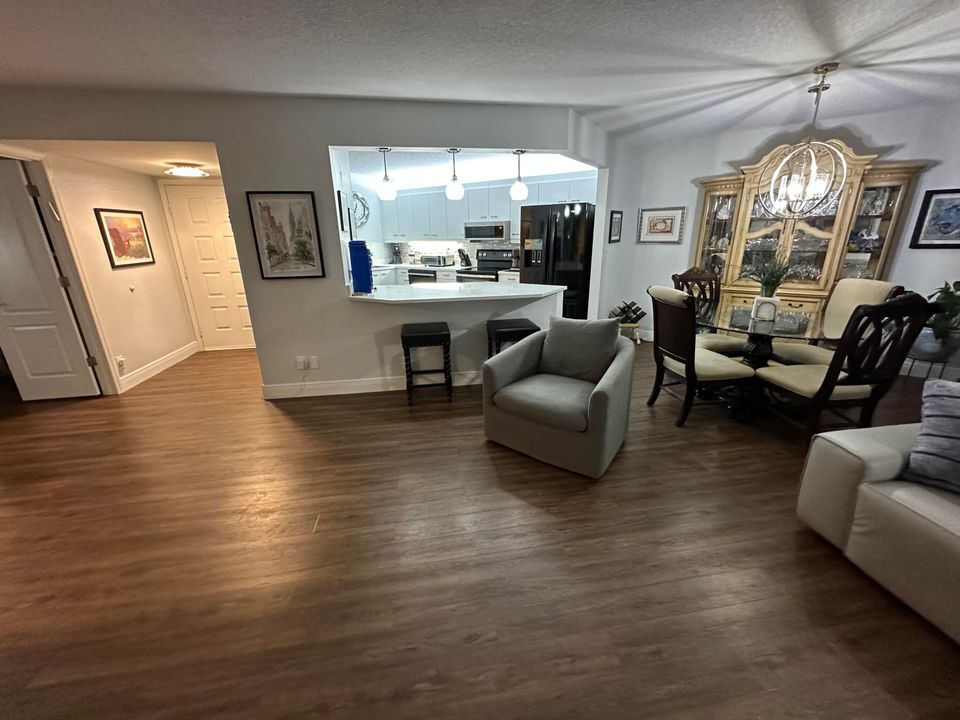Active With Contract: $269,500 (2 beds, 2 baths, 1254 Square Feet)