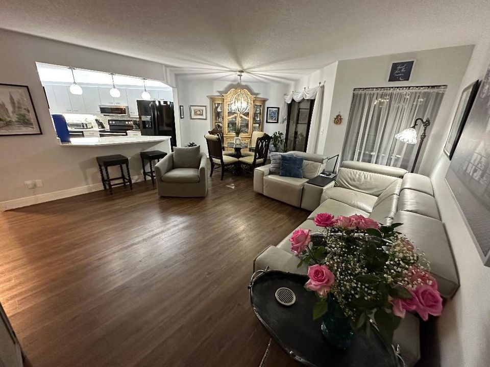 Active With Contract: $269,500 (2 beds, 2 baths, 1254 Square Feet)