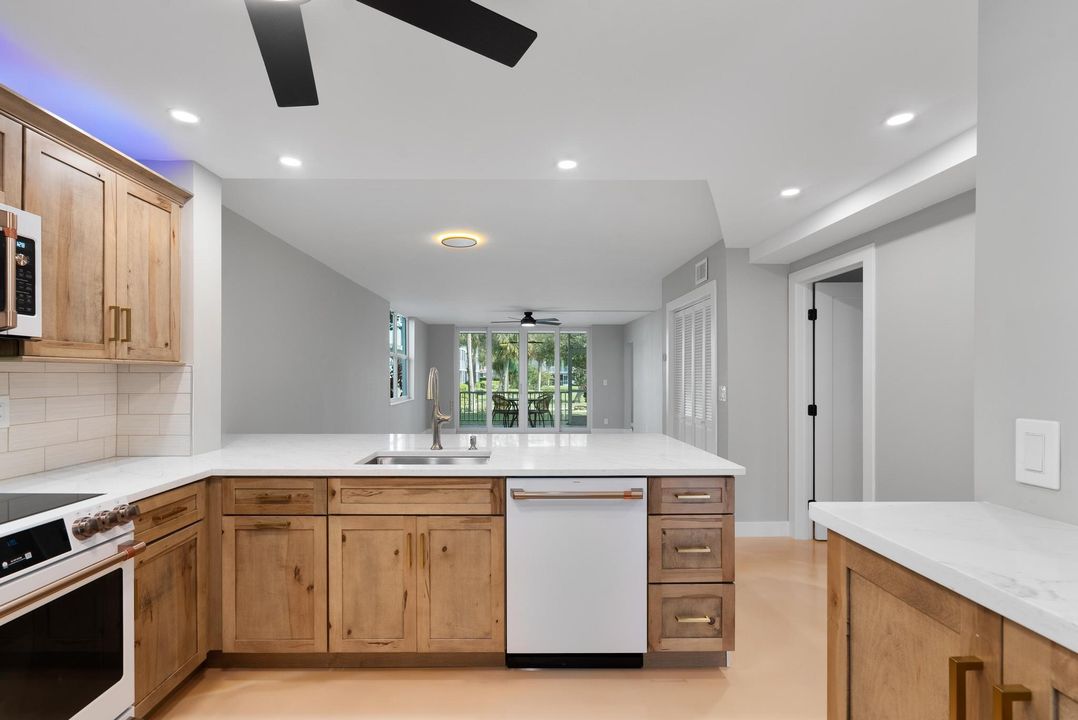 For Sale: $348,500 (2 beds, 2 baths, 1200 Square Feet)