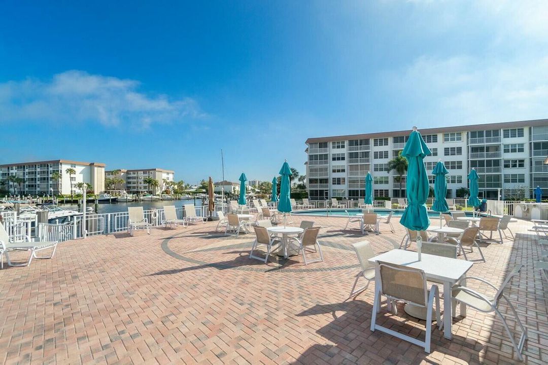 For Sale: $348,500 (2 beds, 2 baths, 1200 Square Feet)