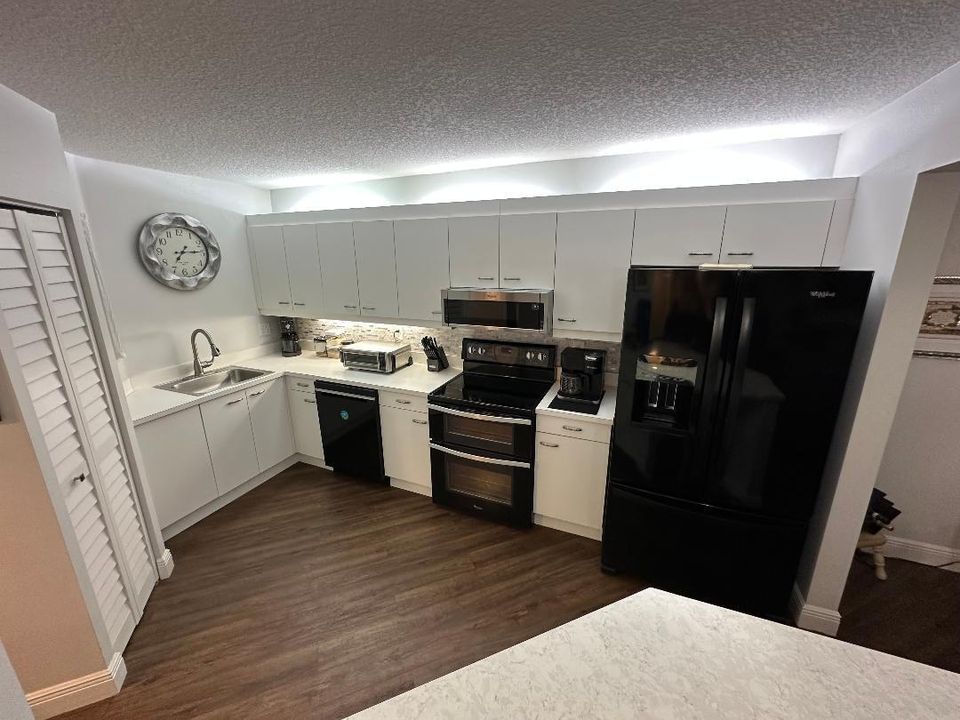 Active With Contract: $269,500 (2 beds, 2 baths, 1254 Square Feet)