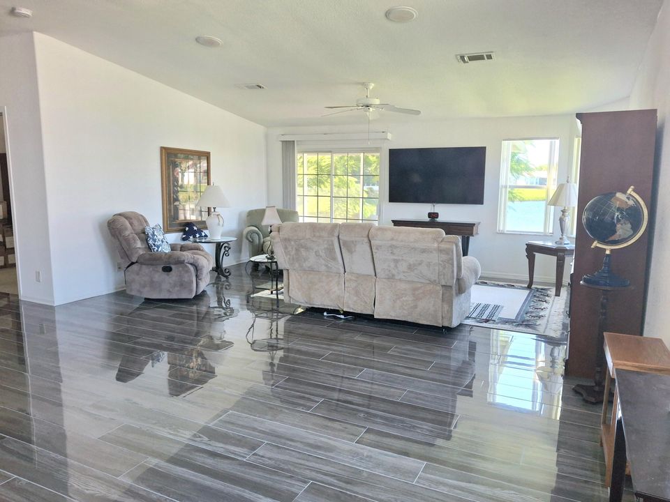 待售: $219,900 (2 贝兹, 2 浴室, 1840 平方英尺)