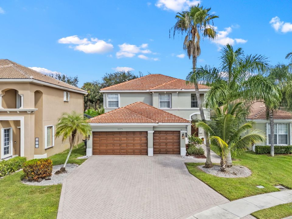 Recently Sold: $685,000 (5 beds, 3 baths, 3104 Square Feet)