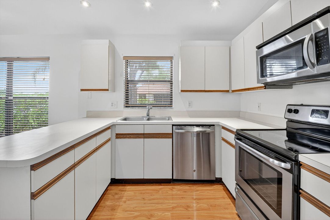 For Rent: $2,600 (3 beds, 2 baths, 1187 Square Feet)