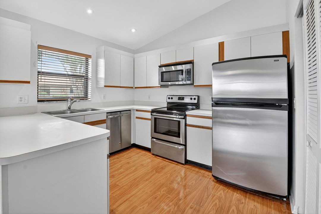 For Rent: $2,600 (3 beds, 2 baths, 1187 Square Feet)