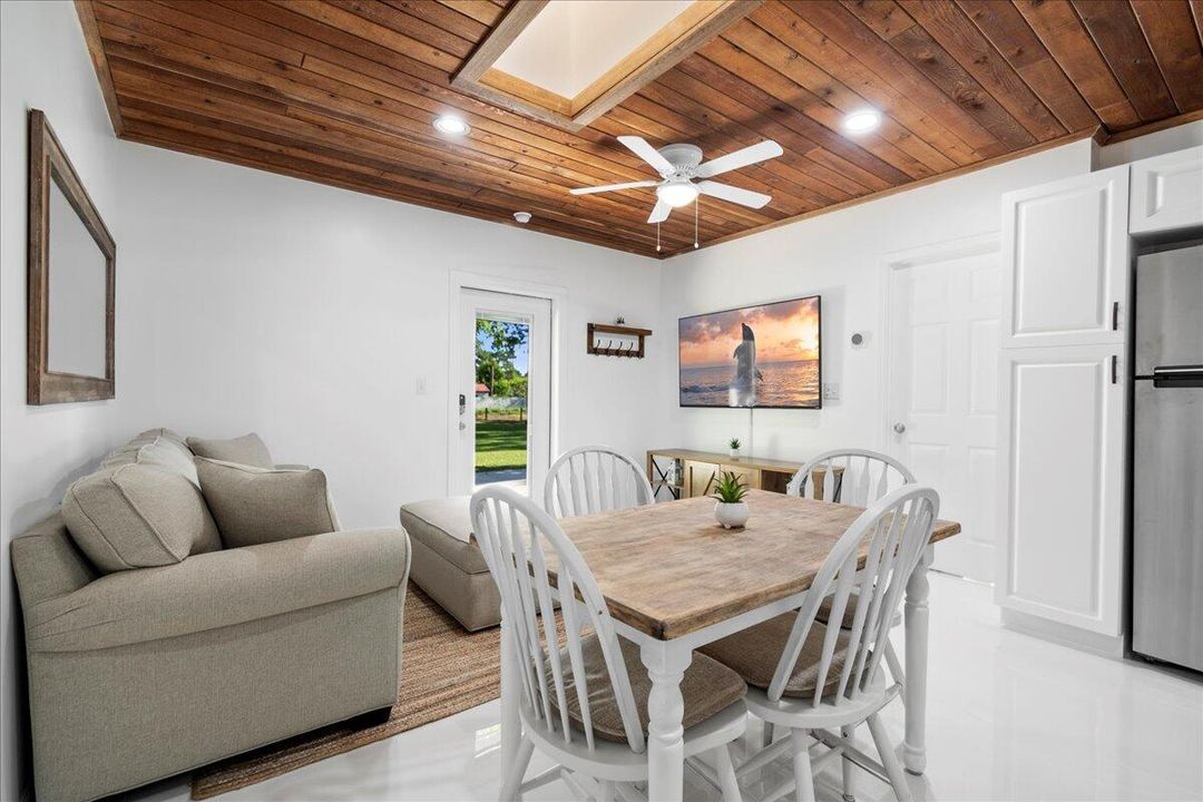 Под контрактом: $2,500 (1 спален, 1 ванн, 575 Квадратных фут)