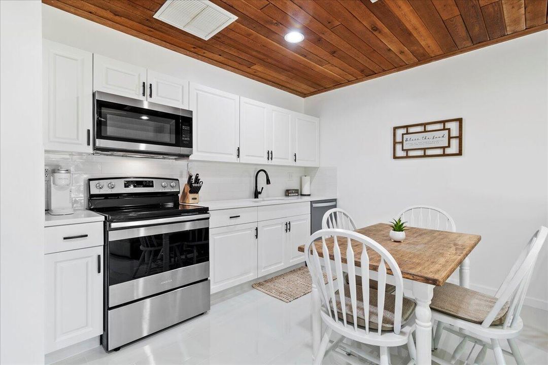 Под контрактом: $2,500 (1 спален, 1 ванн, 575 Квадратных фут)