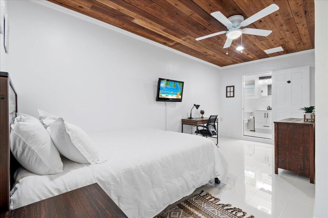 Под контрактом: $2,500 (1 спален, 1 ванн, 575 Квадратных фут)