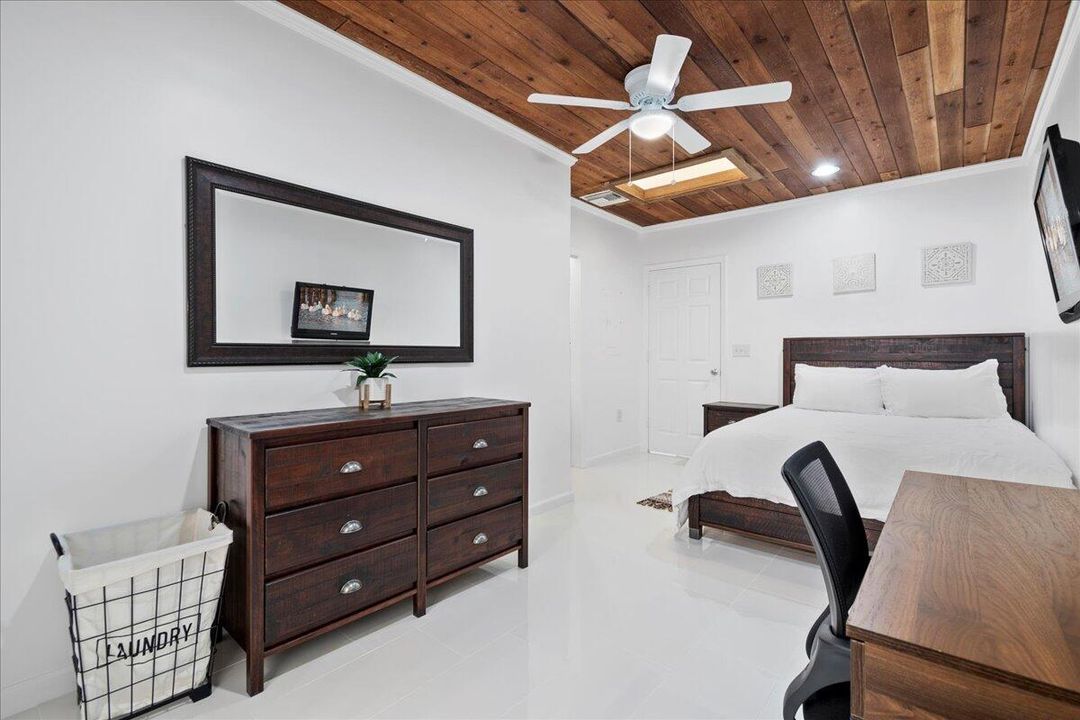 Под контрактом: $2,500 (1 спален, 1 ванн, 575 Квадратных фут)