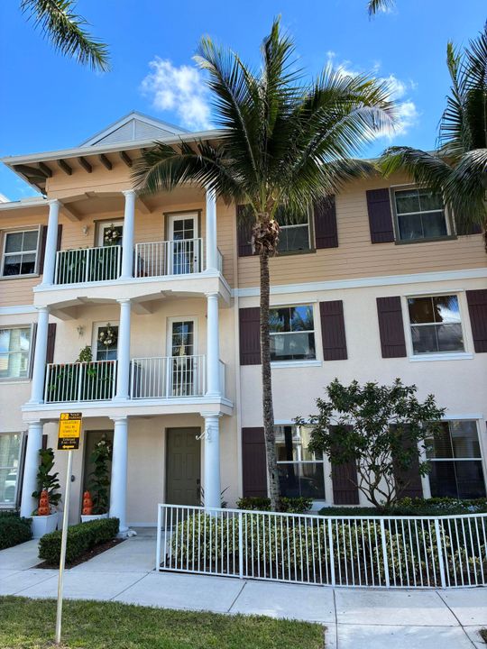 Active With Contract: $599,000 (3 beds, 3 baths, 1908 Square Feet)